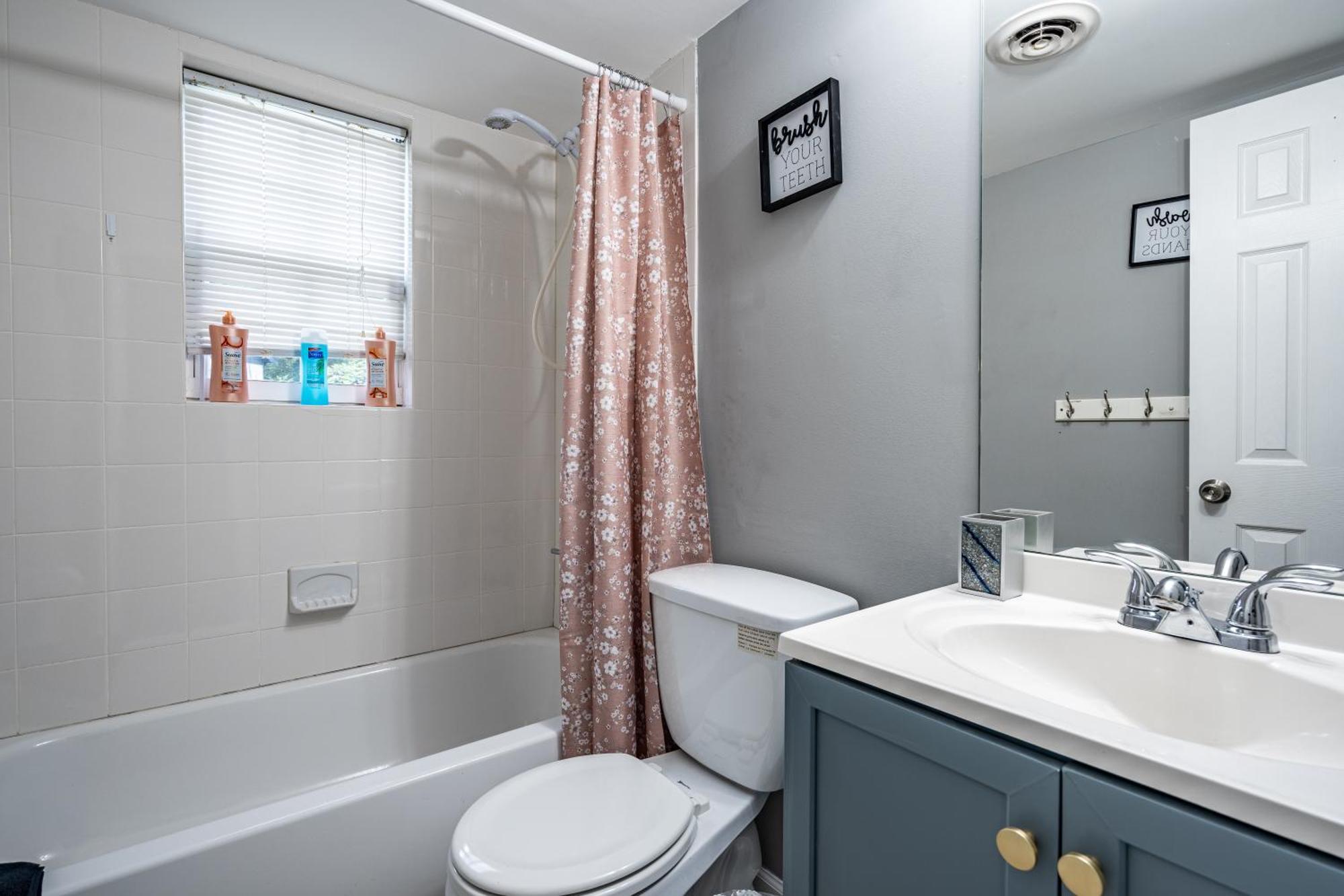 Homely & Alluring 5 Bedrooms In By Deity Atlanta