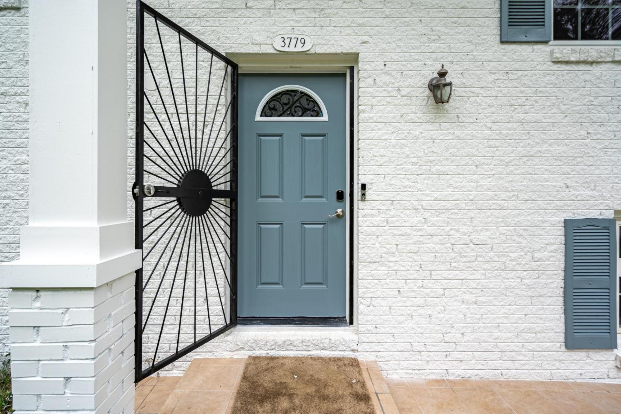Apartment Homely & Alluring 5 Bedrooms In By Deity *